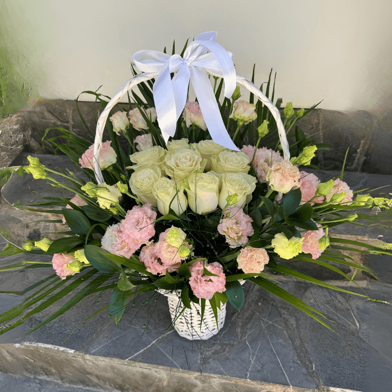 Aranjament floral în coș cu trandafiri și lisianthus