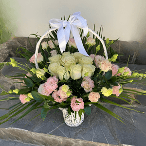Aranjament floral în coș cu trandafiri și lisianthus