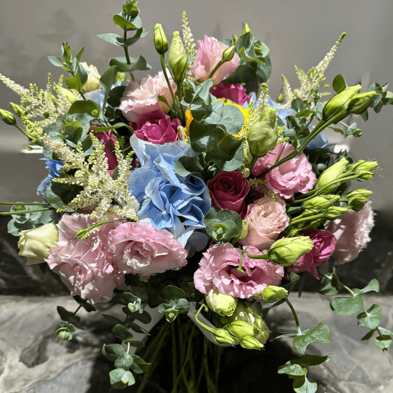 Buchet de flori cu hortensie și lisianthus