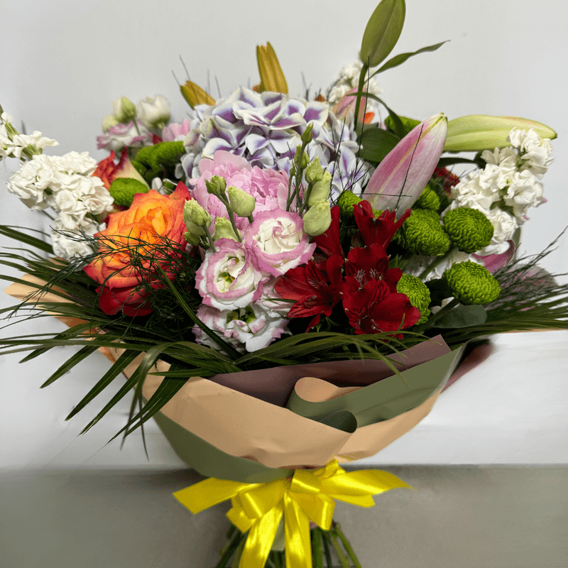 Buchet de flori din hortensie, crin și flori mixte