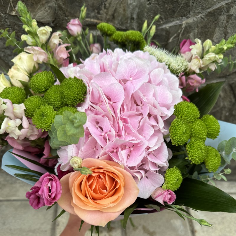 Buchet de flori din hortensie și santini verde