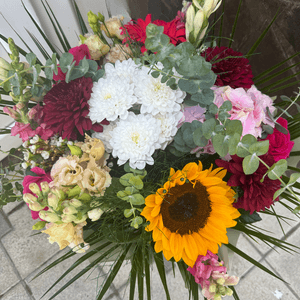 Buchet de flori cu flori mixte și floarea soarelui